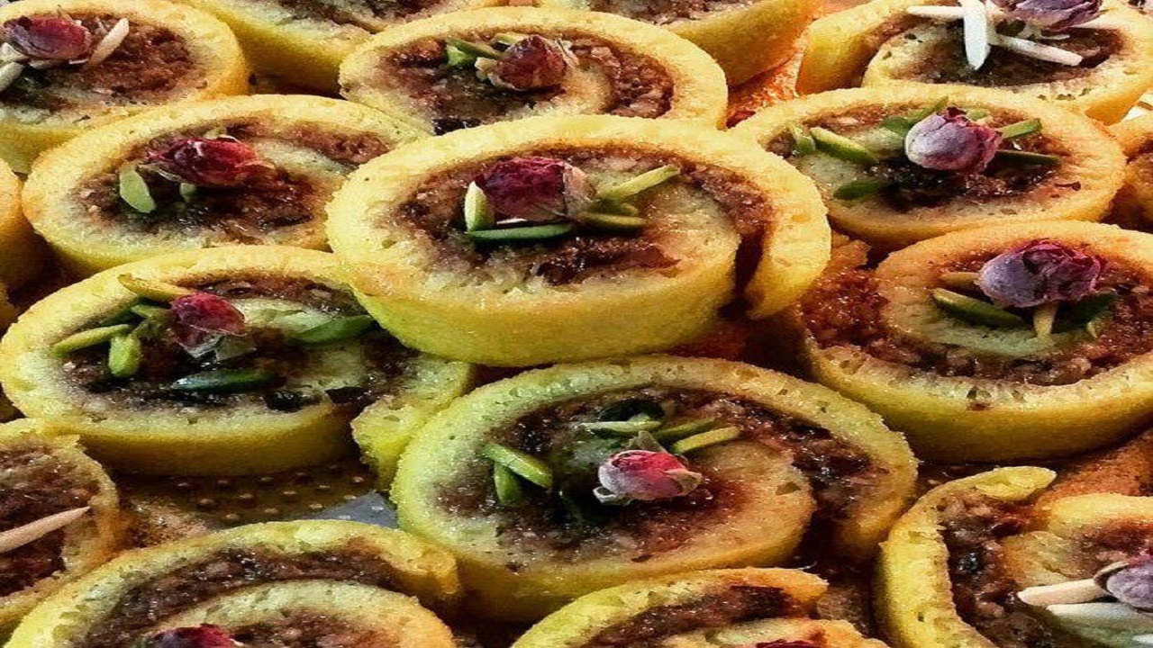 ۲ طرز تهیه خاگینه خرما ساده و رولتی