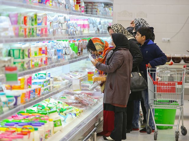 برخورد تند مامور تعزیرات با یک فروشگاه زنجیره ای: چرا به شعور مردم توهین می کنید