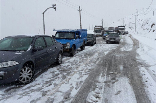 برف و بوران جاده هراز را بست