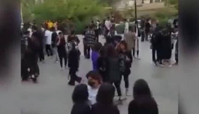 همشهری: جمهوری اسلامی با دختران تجمع بلوار چمران شیراز چه کند؟