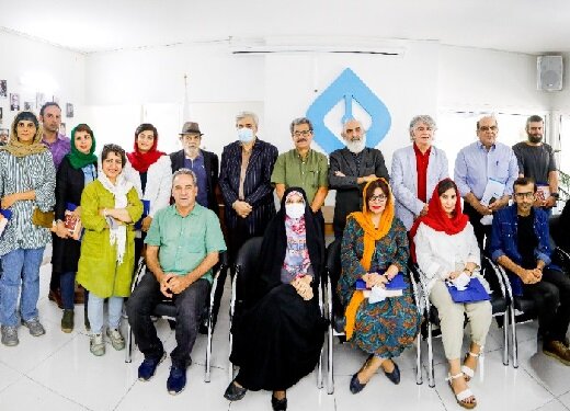 انجمن صنفی روزنامه‌نگاران تهران هم‌زمان با روز خبرنگار برگزار کرد
                تقدیر از روزنامه‌نگاران در «گزارش برتر سال»