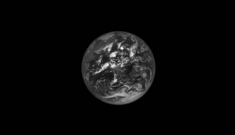 فضاپیمای ناسا از فاصله 620 هزار کیلومتری تصویر شگفت‌انگیزی از زمین ثبت کرد