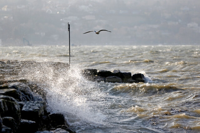 وزش باد و افزایش ارتفاع موج در سواحل شمال و جنوب
