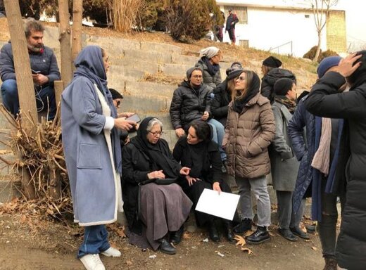 حضور برخی هنرمندان سینما جلوی درب «اوین» برای رسیدگی به وضعیت ترانه علیدوستی / چه کسانی آمدند؟ + عکس