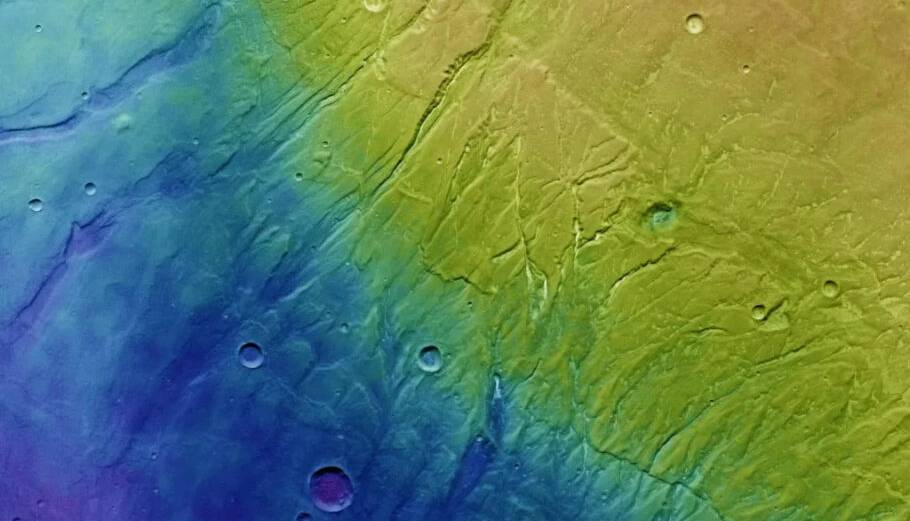تصویر خارق‌العاده‌ای از مریخ که شکاف‌های باستانی سیاره سرخ را نشان می‌دهد