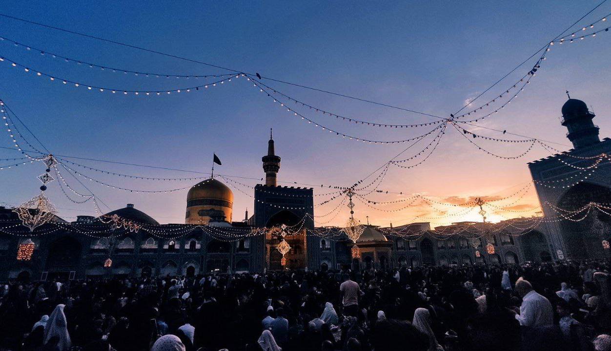 غروب آخرین روز ماه مبارک رمضان در حرم رضوی