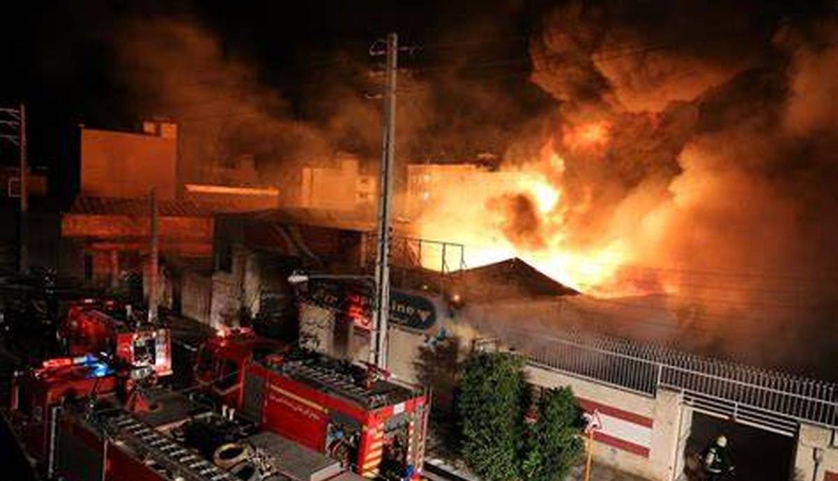 مهار آتش سوزی گسترده در بازار نقده؛ 35 نفر مصدوم و 50 مغازه دچار حریق شد