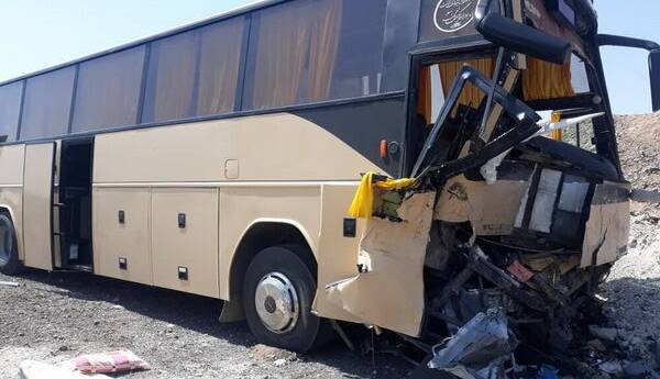 ۲۵ مجروح و پنج کشته در برخورد اتوبوس با چند خودروی سواری