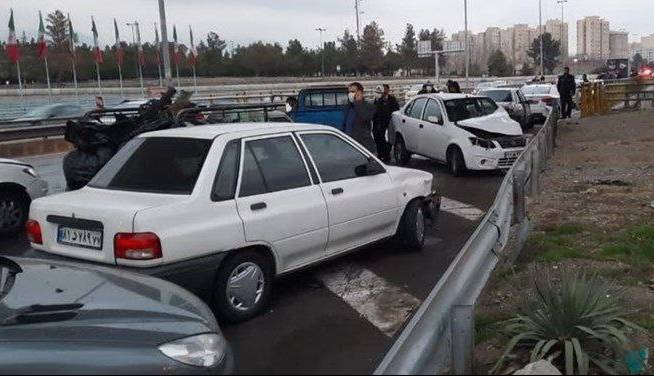 تصادف زنجیره‌ای در اتوبان قم-تهران ۱۶ مصدوم به جا گذاشت