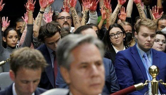 اعتراض به سخنرانی بلینکن در سنا با دست‌های خونین