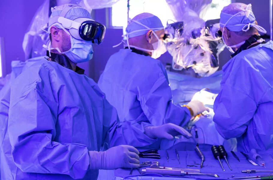 جراحان بریتانیایی اولین عمل جراحی را با استفاده از هدست اپل ویژن پرو انجام دادند