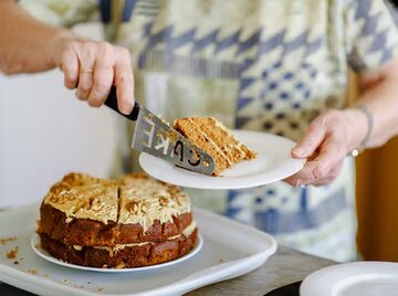 چرا پس از سیری باز هم میل به غذا خوردن داریم؟/ ۶ دلیل برای این کار